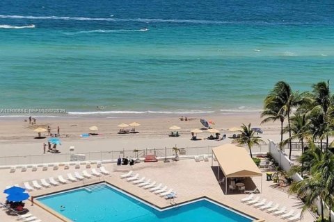 Condo in Hollywood, Florida, 2 bedrooms  № 2154609 - photo 27