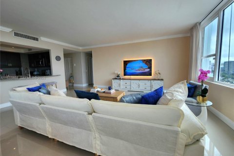 Condo in Hollywood, Florida, 2 bedrooms  № 2154609 - photo 9