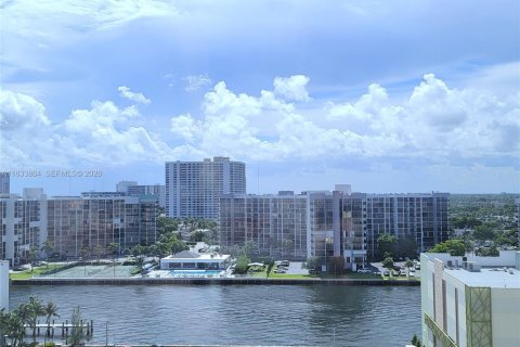 Condo in Hollywood, Florida, 2 bedrooms  № 2154609 - photo 21