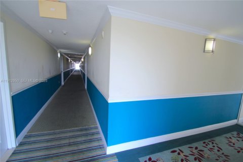 Снять в аренду кондоминиум в Майами, Флорида 1 спальня, 66.7м2, № 1989340 - фото 3