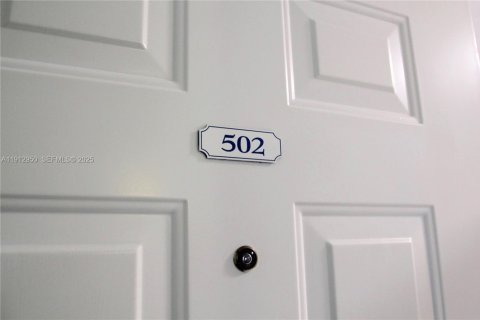 Снять в аренду кондоминиум в Майами, Флорида 1 спальня, 66.7м2, № 1989340 - фото 2