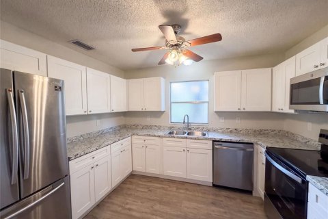 House in Ocala, Florida 3 bedrooms, 128.58 sq.m. № 2238023 - photo 2