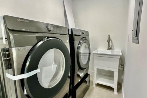 Купить виллу или дом в Саут-Майами, Флорида 4 спальни, № 1994384 - фото 24