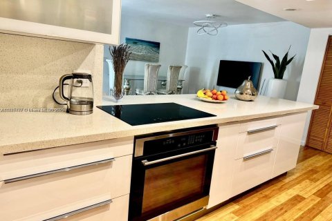 Купить кондоминиум в Халландейл-Бич, Флорида 3 спальни, 162.58м2, № 1926510 - фото 13