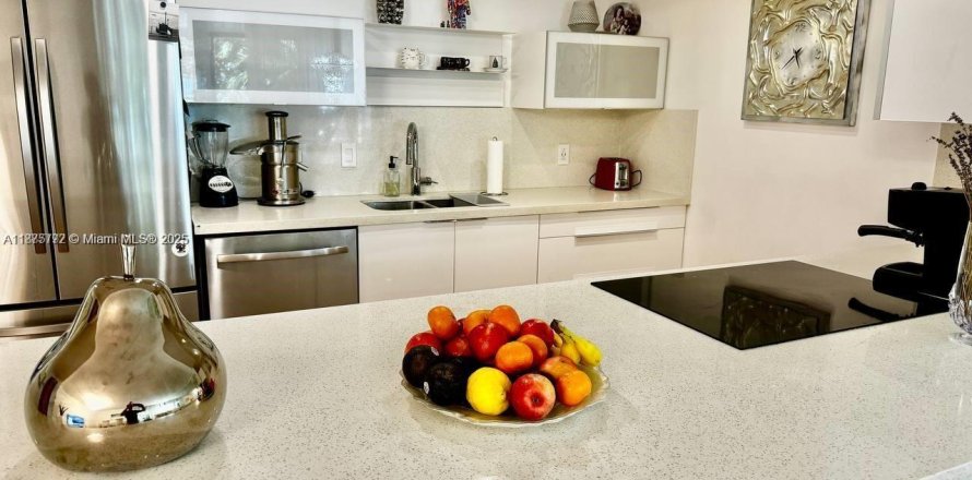 Кондоминиум с 3 спальнями в Халландейл-Бич, Флорида № 1926510