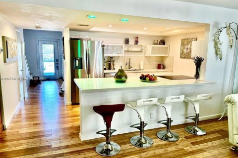 Купить кондоминиум в Халландейл-Бич, Флорида 3 спальни, 162.58м2, № 1926510 - фото 10