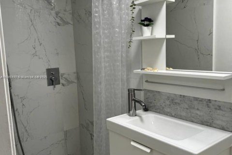 Купить кондоминиум в Халландейл-Бич, Флорида 3 спальни, 162.58м2, № 1926510 - фото 19