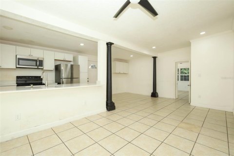 House in Orlando, Florida 3 bedrooms, 130.43 sq.m. № 2416975 - photo 8