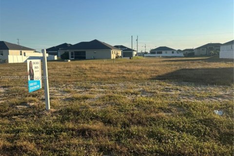 Купить земельный участок в Кейп-Корал, Флорида № 1988069 - фото 3