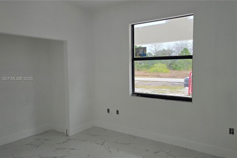 Villa ou maison à vendre à Lehigh Acres, Floride: 3 chambres, 197.6 m2 № 2010354 - photo 25