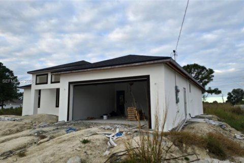 Villa ou maison à vendre à Lehigh Acres, Floride: 3 chambres, 197.6 m2 № 2010354 - photo 17