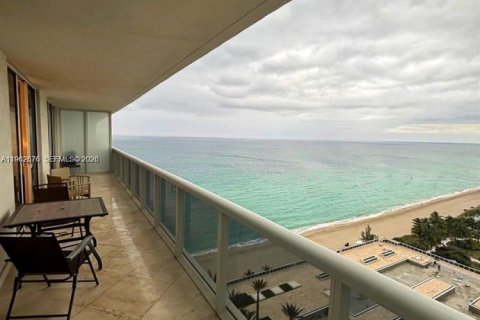 Condo in Hallandale Beach, Florida, 3 bedrooms  № 2052941 - photo 2