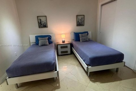 Condo in Hallandale Beach, Florida, 3 bedrooms  № 2052941 - photo 15