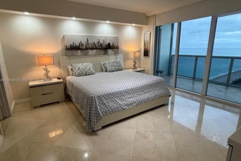Condo in Hallandale Beach, Florida, 3 bedrooms  № 2052941 - photo 13