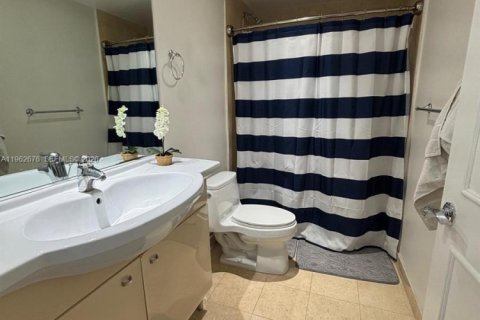 Condo in Hallandale Beach, Florida, 3 bedrooms  № 2052941 - photo 12