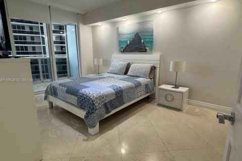 Condo in Hallandale Beach, Florida, 3 bedrooms  № 2052941 - photo 11