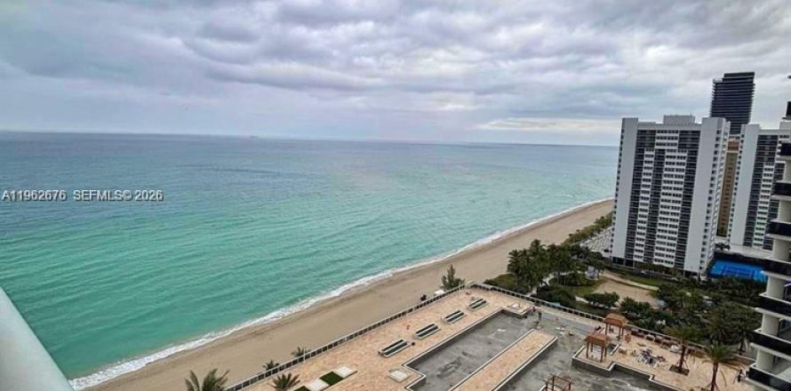 Condo in Hallandale Beach, Florida, 3 bedrooms  № 2052941