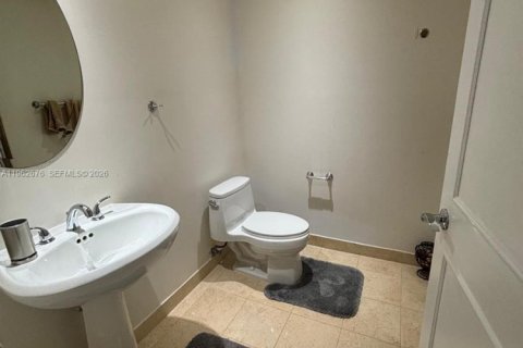 Condo in Hallandale Beach, Florida, 3 bedrooms  № 2052941 - photo 16