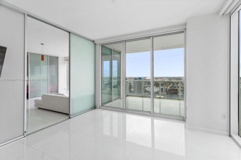 Condo in Miami, Florida, 2 bedrooms  № 1896501 - photo 15