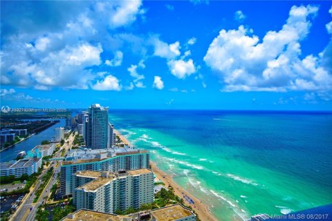 Condominio en Hollywood, Florida, 2 dormitorios  № 2077176