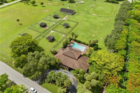 Villa ou maison à vendre à Miami, Floride: 4 chambres, 479.84 m2 № 1938502 - photo 1