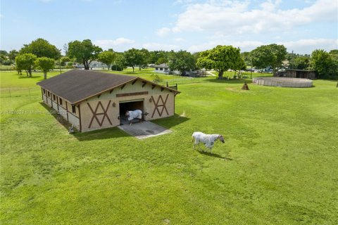 Villa ou maison à vendre à Miami, Floride: 4 chambres, 479.84 m2 № 1938502 - photo 17