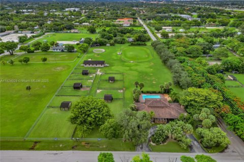 Casa en venta en Miami, Florida, 4 dormitorios, 479.84 m2 № 1938502 - foto 4