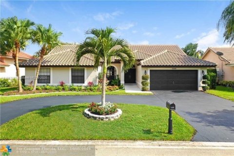 House in Coral Springs, Florida 5 bedrooms, 242.47 sq.m. № 1929833 - photo 1