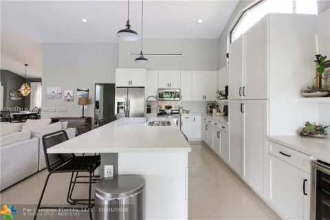 House in Coral Springs, Florida 5 bedrooms, 242.47 sq.m. № 1929833 - photo 10