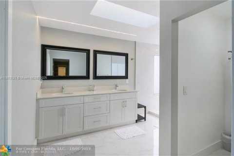 House in Coral Springs, Florida 5 bedrooms, 242.47 sq.m. № 1929833 - photo 6