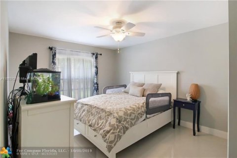 House in Coral Springs, Florida 5 bedrooms, 242.47 sq.m. № 1929833 - photo 17