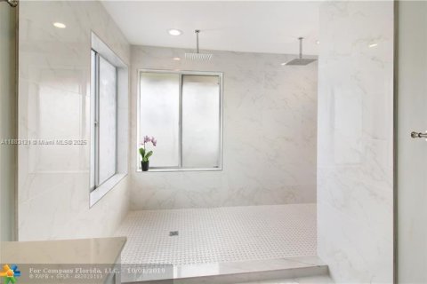 House in Coral Springs, Florida 5 bedrooms, 242.47 sq.m. № 1929833 - photo 7