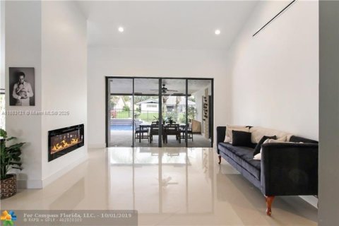 House in Coral Springs, Florida 5 bedrooms, 242.47 sq.m. № 1929833 - photo 3