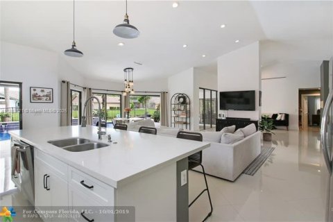 House in Coral Springs, Florida 5 bedrooms, 242.47 sq.m. № 1929833 - photo 11