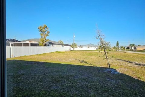 House in Cape Coral, Florida 4 bedrooms, 153.94 sq.m. № 2237739 - photo 30