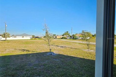 House in Cape Coral, Florida 4 bedrooms, 153.94 sq.m. № 2237739 - photo 29