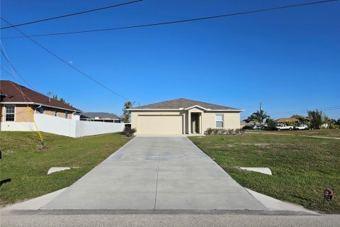 House in Cape Coral, Florida 4 bedrooms, 153.94 sq.m. № 2237739
