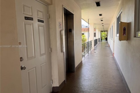 Снять в аренду кондоминиум в Холливуд, Флорида 1 спальня, 59.46м2, № 2065238 - фото 2