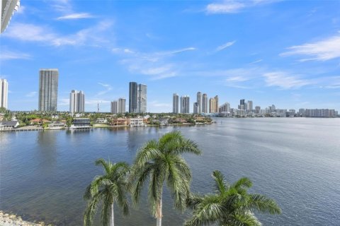 Condo in Aventura, Florida, 3 bedrooms № 1946060 - photo 1