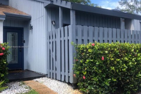 Touwnhouse à vendre à Hollywood, Floride: 2 chambres, 115.29 m2 № 2012827 - photo 2