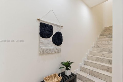 Condo in Coral Gables, Florida, 3 bedrooms  № 1998093 - photo 2