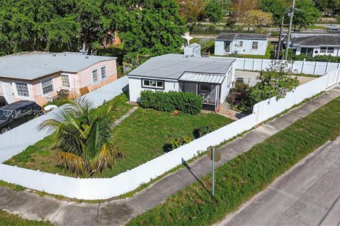 Дом в Опа-Локка, Флорида 2 спальни, 55.18м2 № 2050481