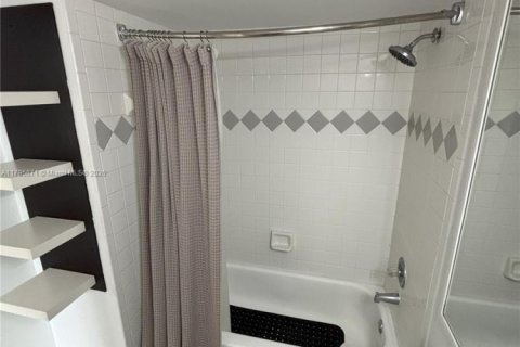 Condominio en alquiler en Miami, Florida, 2 dormitorios, 57.23 m2 № 1976103 - foto 8
