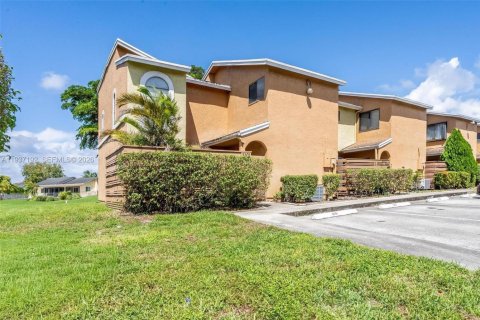 Adosado en venta en Tamarac, Florida, 3 dormitorios, 146.79 m2 № 1995392 - foto 2