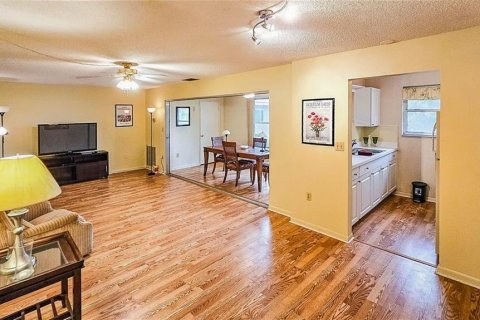 Condo in Saint Petersburg, Florida, 2 bedrooms  № 1904503 - photo 5