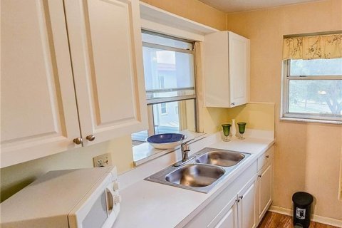 Condo in Saint Petersburg, Florida, 2 bedrooms  № 1904503 - photo 7