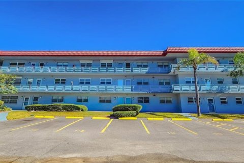 Condo in Saint Petersburg, Florida, 2 bedrooms  № 1904503 - photo 2