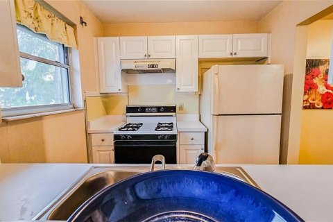 Condo in Saint Petersburg, Florida, 2 bedrooms  № 1904503 - photo 8