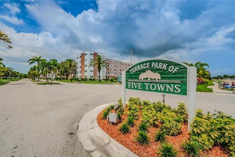 Condo in Saint Petersburg, Florida, 2 bedrooms  № 1904503 - photo 1