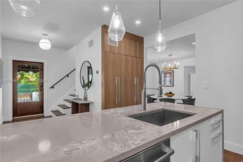 House in Coral Gables, Florida 4 bedrooms, 250.65 sq.m. № 2385531 - photo 13